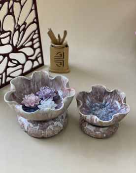 Bát thả hoa trước bàn thờ Thần Tài